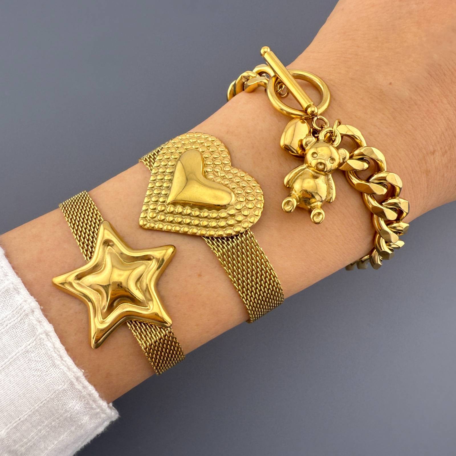 Heart Bracelet Subtlety that catches the eye.